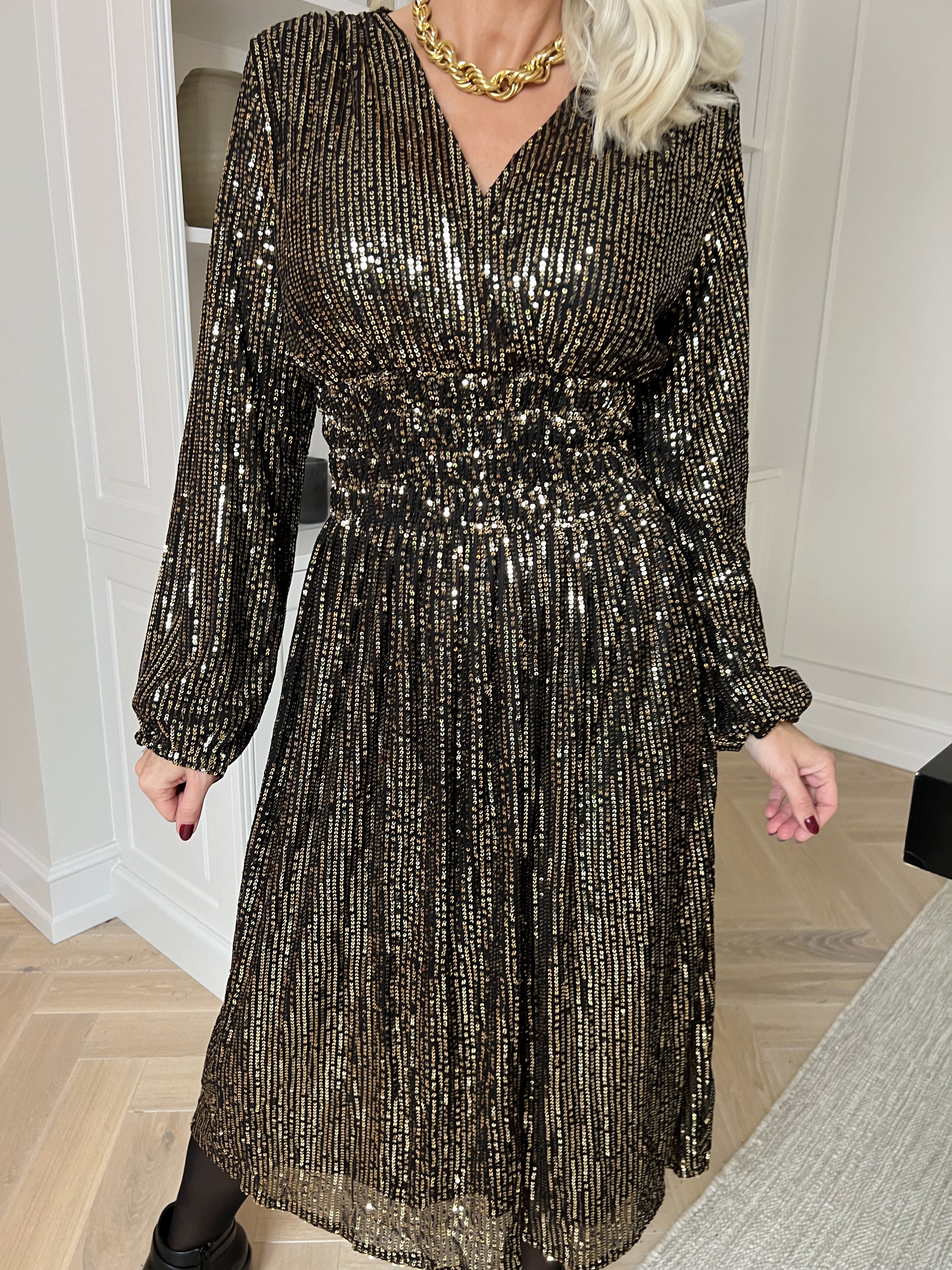 Pams Glitter Midi L/S - Vacker klänning med smock och paljetter